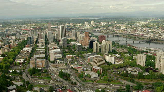美国俄勒冈州波特兰市区和高层建筑鸟瞰图视频素材