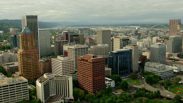美国俄勒冈州波特兰市区和高层建筑的MS鸟瞰图视频素材