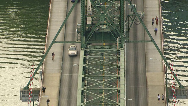 MS AERIAL Hawthorne Bridge /俄勒冈，美国视频素材