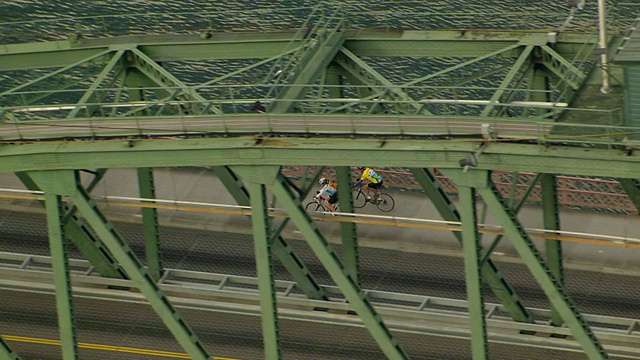 美国俄勒冈州霍桑桥上的自行车手视频素材