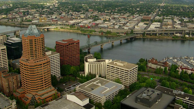 美国俄勒冈州波特兰市中心高层建筑和河流视频素材