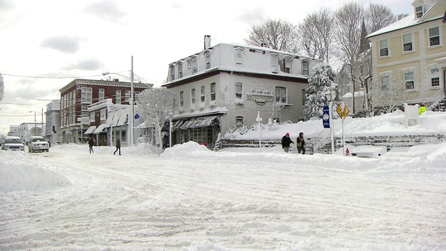 市政厅在暴风雪后，交通和积雪覆盖的道路视频素材