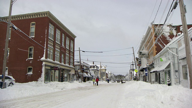 一场暴风雪过后的新英格兰小镇视频素材
