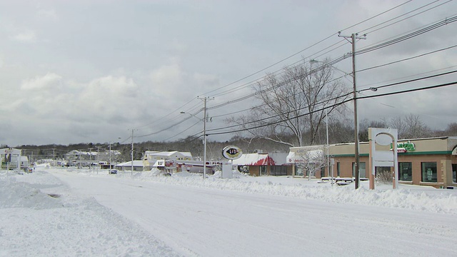 暴风雪过后，空旷的，白雪覆盖的郊区街道视频素材