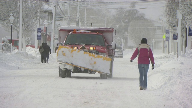 暴风雪过后，扫雪机等车辆停在雪城街道上视频素材