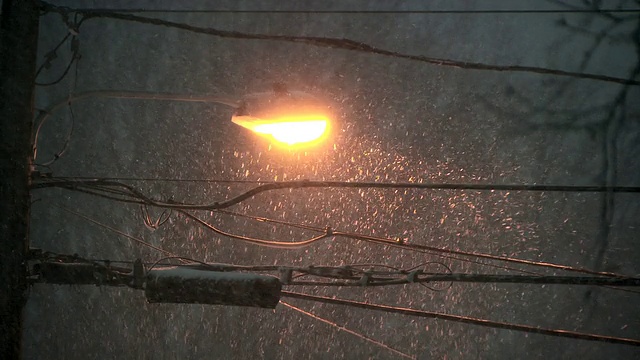 暴风雪中的路灯和电力线视频下载