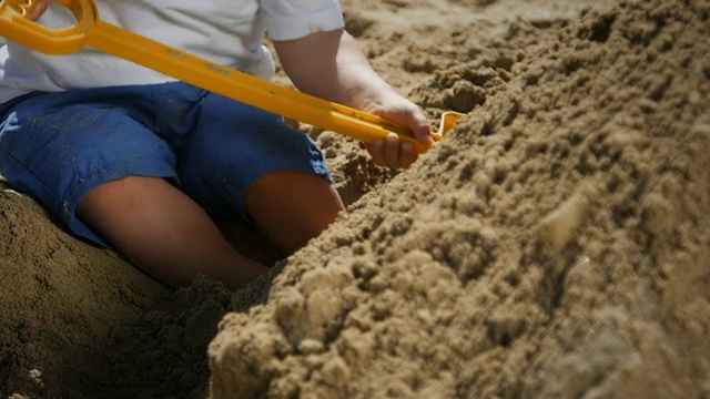 孩子在玩沙子视频素材