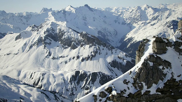 直升机飞过白雪覆盖的山脉视频素材