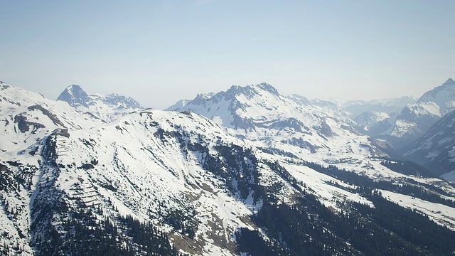 直升机飞过白雪覆盖的山脉视频素材