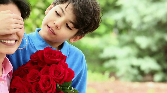 潘小姐用一束红玫瑰给母亲惊喜/美国弗吉尼亚州里士满视频下载
