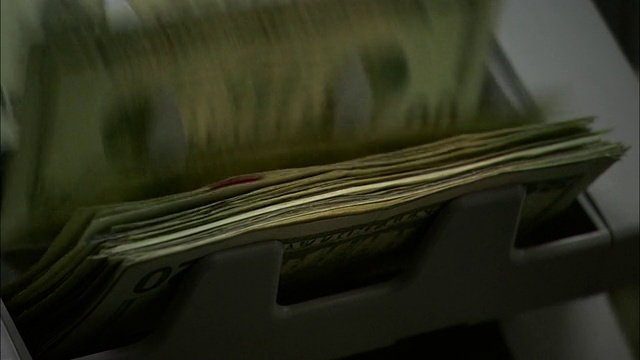 Close Up pan-right -一台提款机在数20美元的钞票。/美国华盛顿视频素材