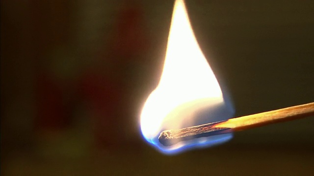 近距离聚焦静态-火柴燃烧。/瑞典视频素材