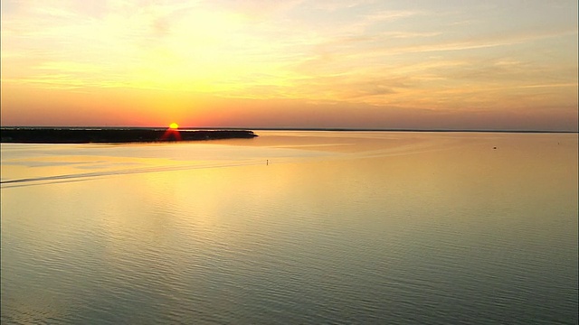 在柯林顿岛海岸/北卡罗来纳州，美国，日落摩托艇鸟瞰图视频素材