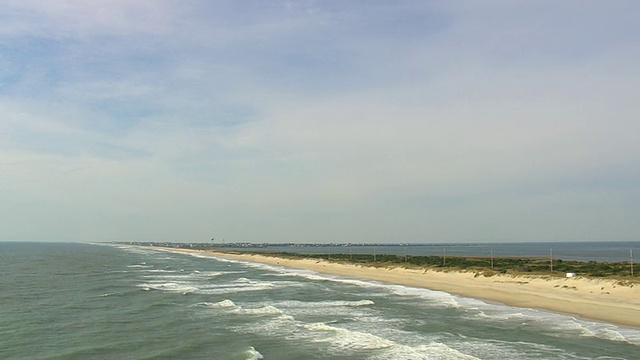 美国北卡罗来纳州哈特拉斯角国家海岸的WS鸟瞰图视频素材