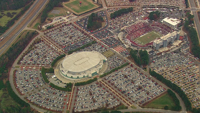 卡特芬利体育场的WS空中ZI视图-赛前带停车场/北卡罗来纳州，美国视频素材