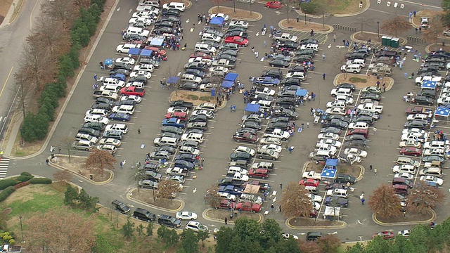 美国北卡罗来纳州华莱士韦德体育场的停车场鸟瞰图视频素材
