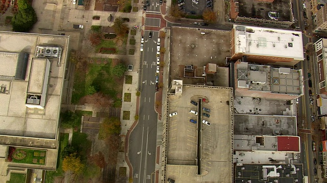 美国北卡罗来纳州格林斯博罗的街道和建筑物的MS鸟瞰图视频素材