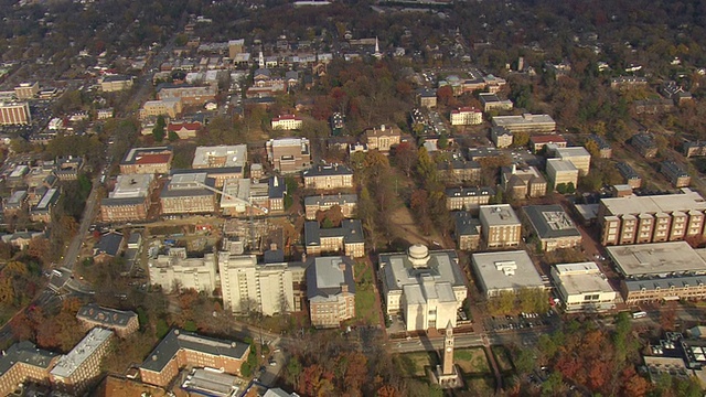 美国北卡罗莱纳大学的钟楼鸟瞰图视频素材