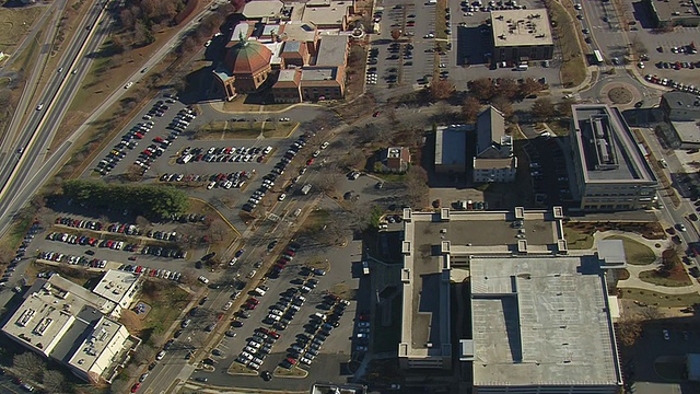 美国北卡罗莱纳停车场的建筑鸟瞰图视频素材