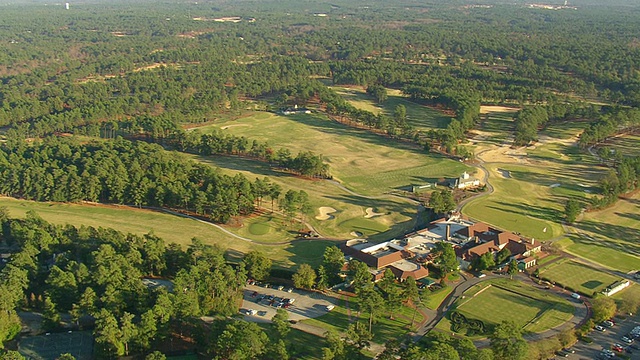 美国北卡罗来纳州的松赫斯特高尔夫球场和停车场鸟瞰图视频素材