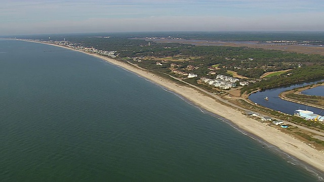 美国北卡罗来纳州卡斯维尔海滩和海岸线的WS鸟瞰图视频素材