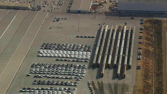 美国南卡罗莱纳州格林维尔附近的宝马装配厂停车场的MS航拍视频下载