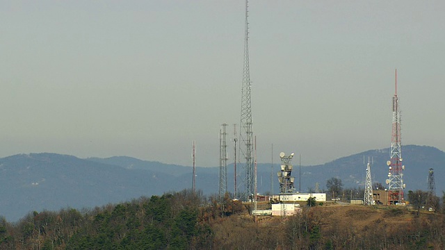 美国南卡罗莱纳州山顶卫星塔的MS AERIAL照片视频下载