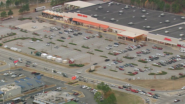 美国乔治亚州家得宝商店停车场的WS鸟瞰图视频素材