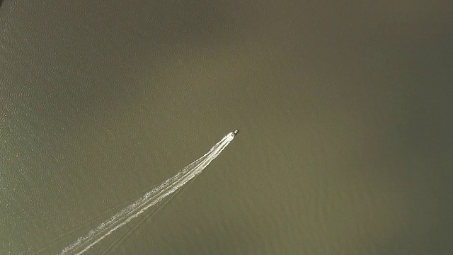 美国乔治亚州河上的快艇鸟瞰图视频素材