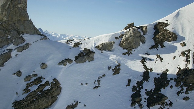 雪山上的登山者视频素材