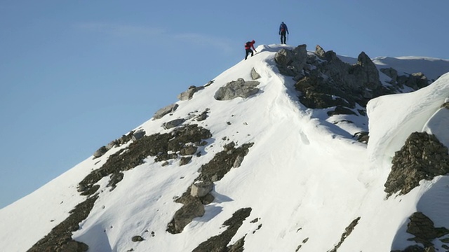 雪山顶上的攀登者视频素材