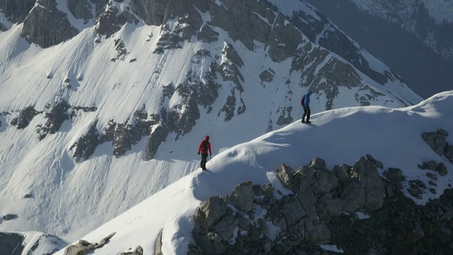 雪山上的登山者视频素材