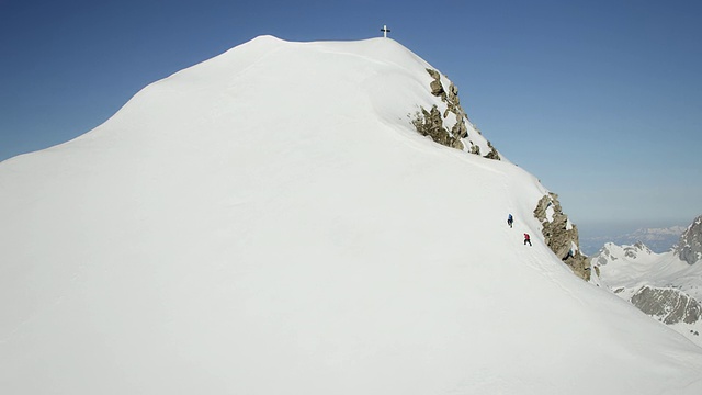 登山者几乎到了一座白雪覆盖的山顶视频素材