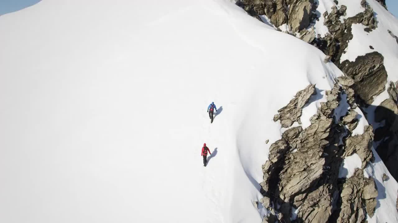 雪山上的登山者视频购买