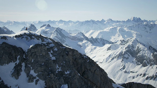 在白雪覆盖的山顶上的登山者视频素材