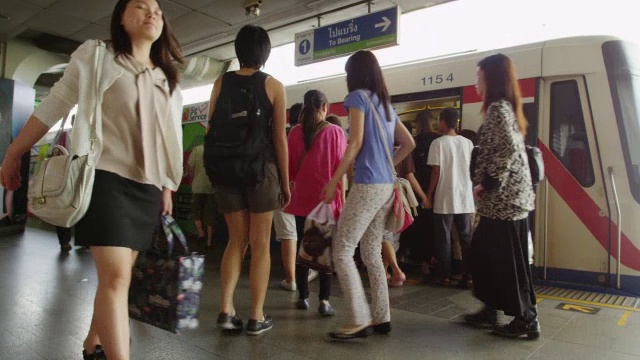 暹罗BTS车站的乘客视频素材
