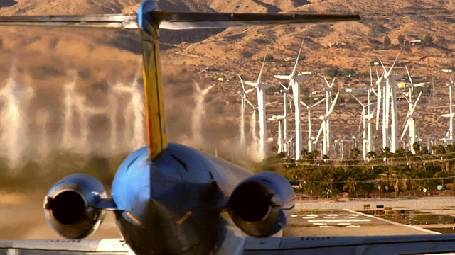 美国加州棕榈泉，WS SLO MO客机进入跑道并加速起飞，喷射出厚厚的喷气机废气和气体视频下载