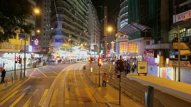 中国香港，T/L WS POV街来往有轨电车的交通情况视频素材