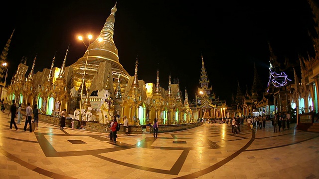 缅甸仰光，仰光，晚上寺庙院子里的WS人群视频素材