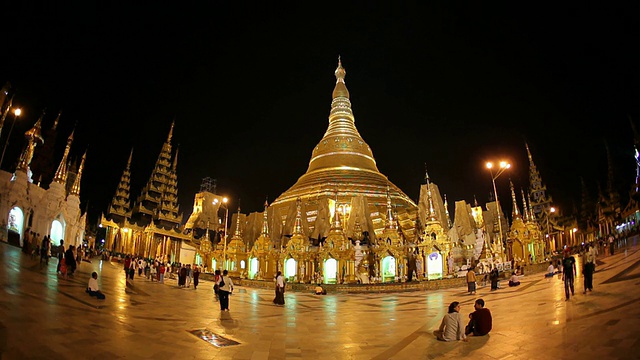 缅甸仰光，仰光，晚上寺庙院子里的WS人群视频素材