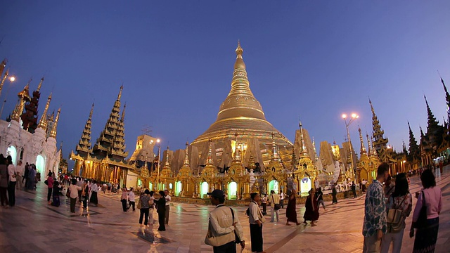人群在寺庙庭院/仰光，仰光，缅甸视频素材