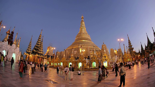 人群在寺庙庭院/仰光，仰光，缅甸视频素材