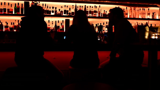 一个女人和两个男人的MS酒吧场景视频下载