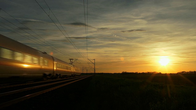 日落时高速列车经过视频素材