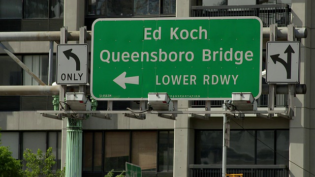 埃德·科赫皇后大桥情人路的交通标志。视频素材