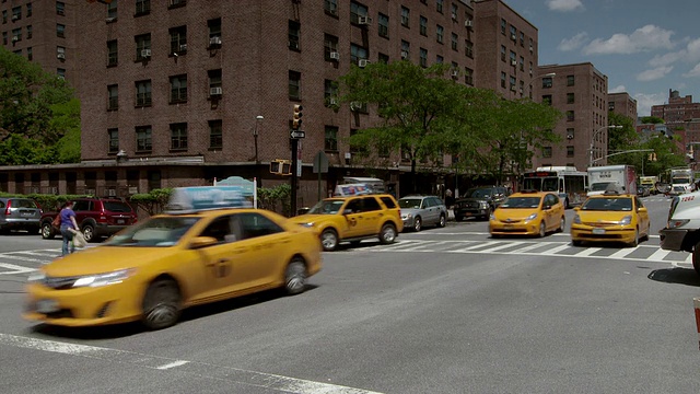曼哈顿的第9大道和第18街都有车辆和出租车经过。视频素材