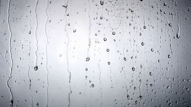 HD:从玻璃上滴下的水滴视频下载