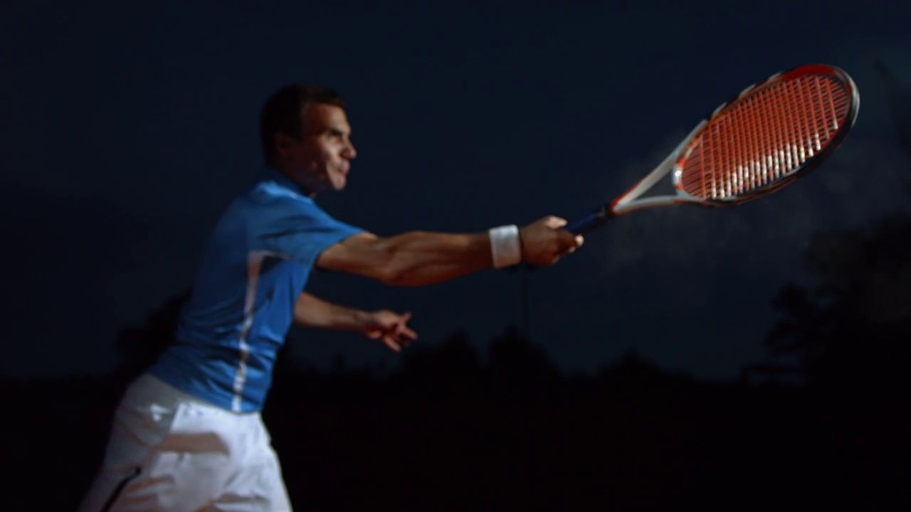 高清超级慢动作:网球运动员在晚上的行动视频素材