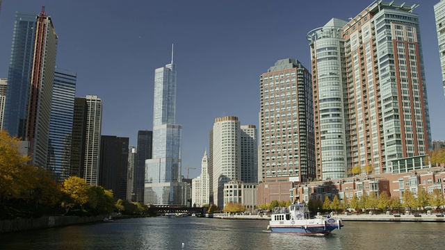 宽镜头/右城市景观和高层沿河/芝加哥，伊利诺伊州，美国视频素材