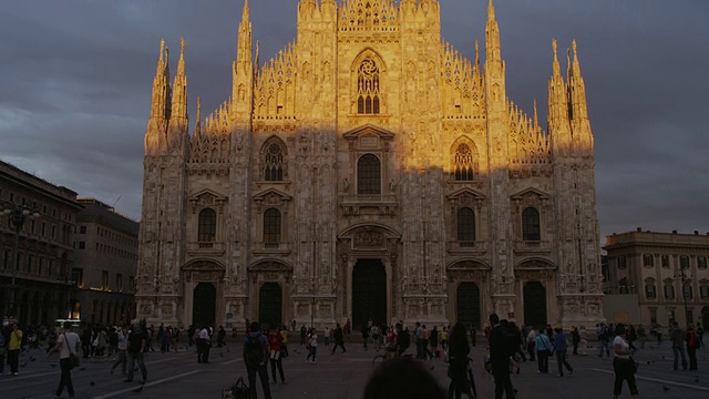 意大利米兰大教堂(Duomo di Milano / Milan)的中焦/平底锅视频素材